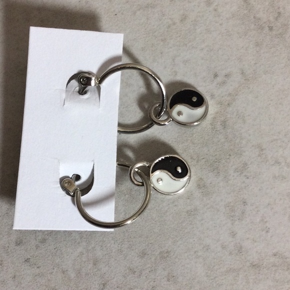 NWT Silver hoop Ying Yang earrings - Picture 4 of 6